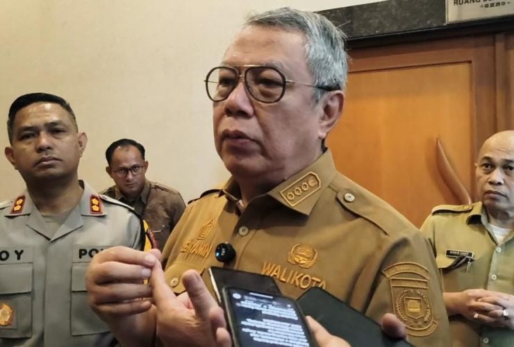 Walikota Tangerang Selatan Benyamin Davnie memberikan keterangan pers terkait pembukaan lelang jabatan OPD di Puspemkot Tangsel.