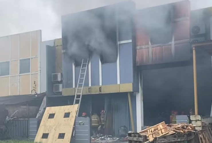 Petugas Damkar Tangsel memadamkan kebakaran gudang pestisida di kawasan Taman Tekno Setu