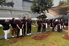 Anggota dan pimpinan DPRD Kota Tangerang Selatan melakukan pembuatan lubang biopori sebagai upaya penanganan sampah dari hulu di kawasan Setu