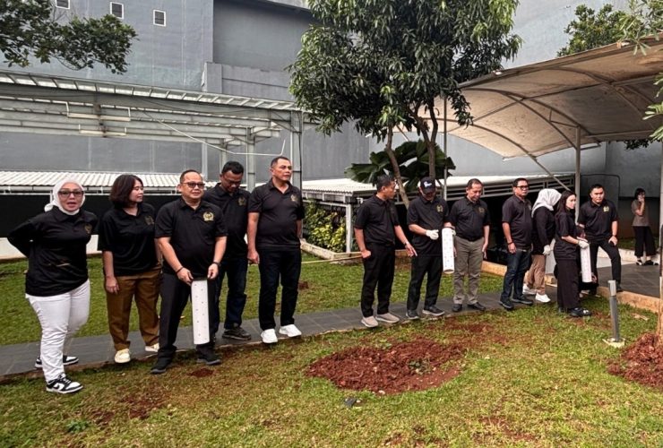 Anggota dan pimpinan DPRD Kota Tangerang Selatan melakukan pembuatan lubang biopori sebagai upaya penanganan sampah dari hulu di kawasan Setu