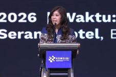 Menkomdigi Meutya Hafid menyampaikan pidato tentang peran pers dan tantangan AI pada Hari Pers Nasional 2026 di Serang, Banten.