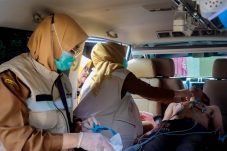 Petugas kesehatan Dinas Kesehatan Kota Tangerang Selatan melakukan pemeriksaan jantung menggunakan alat EKG kepada warga melalui layanan Ngider Sehat Premium.