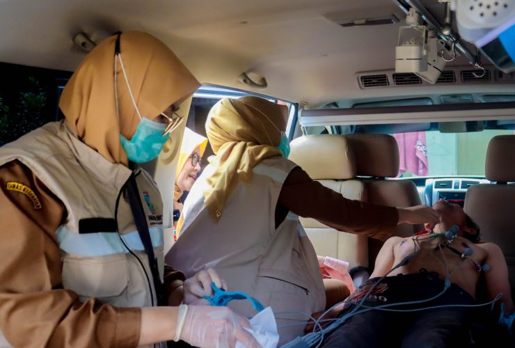 Petugas kesehatan Dinas Kesehatan Kota Tangerang Selatan melakukan pemeriksaan jantung menggunakan alat EKG kepada warga melalui layanan Ngider Sehat Premium.