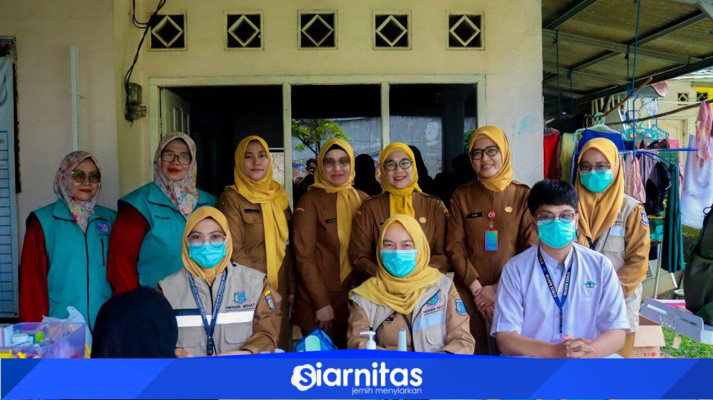 Petugas kesehatan Dinas Kesehatan Kota Tangerang Selatan melakukan pemeriksaan jantung menggunakan alat EKG kepada warga melalui layanan Ngider Sehat Premium.