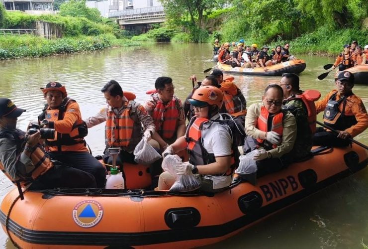 Pilar Saga Ichsan meninjau sungai terdampak kebakaran gudang pestisida di kawasan Taman Tekno Tangerang Selatan