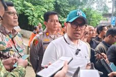 Pilar Saga Ichsan memberikan keterangan pers saat meninjau lokasi kebakaran gudang pestisida di kawasan Taman Tekno Tangerang Selatan