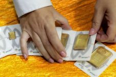 Emas batangan Antam berbagai ukuran dengan harga terbaru per 9 Februari 2026