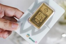 Harga emas Antam terbaru Selasa 3 Februari 2026 mengalami penurunan berdasarkan data resmi Logam Mulia Antam