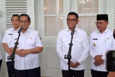 Gubernur DKI Jakarta Pramono Anung bersama Gubernur Banten Andra Soni saat pertemuan membahas kerja sama penanganan sampah lintas wilayah