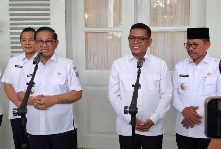 Gubernur DKI Jakarta Pramono Anung bersama Gubernur Banten Andra Soni saat pertemuan membahas kerja sama penanganan sampah lintas wilayah
