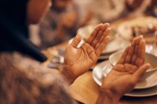 Ilustrasi umat Islam melaksanakan puasa sunah Nisfu Syaban menjelang Ramadan