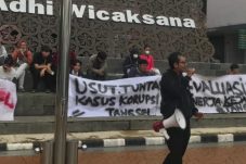 Aksi mahasiswa di depan kantor Kejari Kota Tangerang Selatan membawa spanduk tuntutan pengusutan kasus dugaan korupsi terkait Loka Padel.