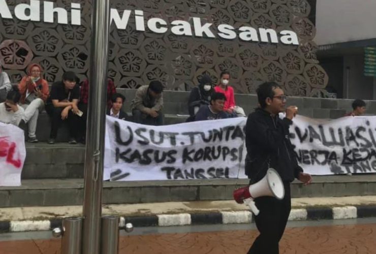 Aksi mahasiswa di depan kantor Kejari Kota Tangerang Selatan membawa spanduk tuntutan pengusutan kasus dugaan korupsi terkait Loka Padel.