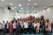 Pengurus Koperasi Merah Putih se-Kota Tangerang Selatan berfoto bersama usai kegiatan penguatan kelembagaan yang digelar Dinkop UKM Tangsel di Gedung Galeri Serpong.