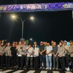 Kapolres Tangerang Selatan AKBP Boy Jumalolo bersama Ketua KONI Tangsel Mahludin dan jajaran berfoto bersama peserta saat pembukaan Fun Night Run 100 Meter Piala Kapolres Tangsel di Jalan Promoter, Serpong, Jumat malam.