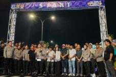 Kapolres Tangerang Selatan AKBP Boy Jumalolo bersama Ketua KONI Tangsel Mahludin dan jajaran berfoto bersama peserta saat pembukaan Fun Night Run 100 Meter Piala Kapolres Tangsel di Jalan Promoter, Serpong, Jumat malam.