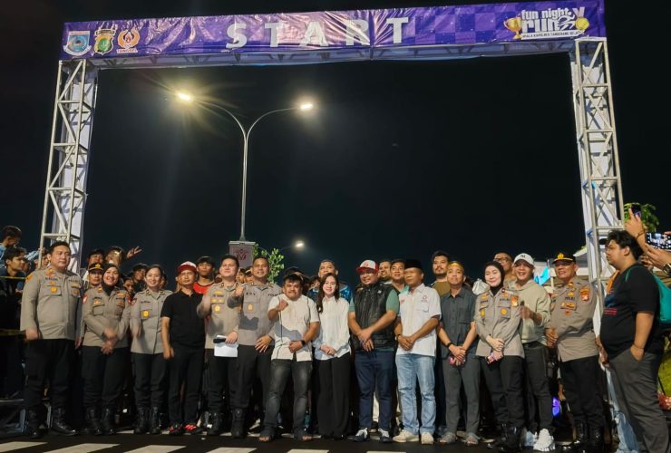 Kapolres Tangerang Selatan AKBP Boy Jumalolo bersama Ketua KONI Tangsel Mahludin dan jajaran berfoto bersama peserta saat pembukaan Fun Night Run 100 Meter Piala Kapolres Tangsel di Jalan Promoter, Serpong, Jumat malam.