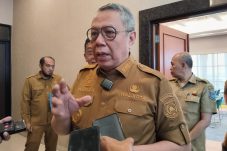 Walikota Tangsel Benyamin Davnie usai menghadiri acara Sosialisasi Pengendalian Gratifikasi di Aula Blandongan.