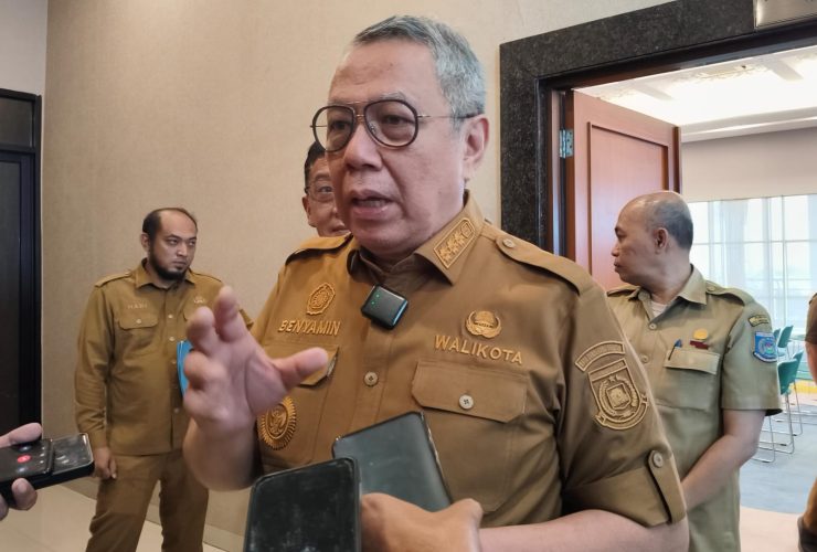 Walikota Tangsel Benyamin Davnie usai menghadiri acara Sosialisasi Pengendalian Gratifikasi di Aula Blandongan.