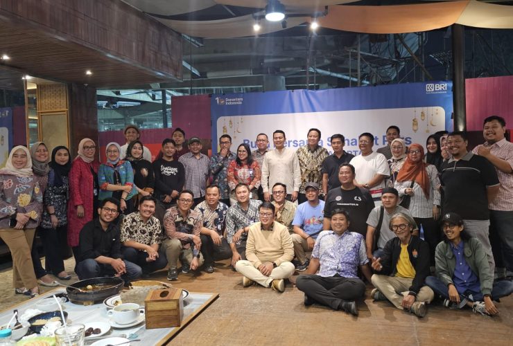 Pengurus dan anggota PWI Kota Tangerang Selatan bersama jajaran BRI foto bersama dalam acara buka puasa bersama untuk mempererat sinergi media dan perbankan di Tangerang Selatan.