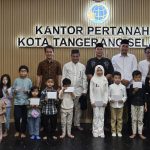 Jajaran Kantor Pertanahan Kota Tangerang Selatan bersama pengurus PWI Tangsel berfoto bersama anak-anak usai kegiatan buka puasa bersama di Kantor Pertanahan Kota Tangerang Selatan.