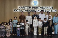Jajaran Kantor Pertanahan Kota Tangerang Selatan bersama pengurus PWI Tangsel berfoto bersama anak-anak usai kegiatan buka puasa bersama di Kantor Pertanahan Kota Tangerang Selatan.