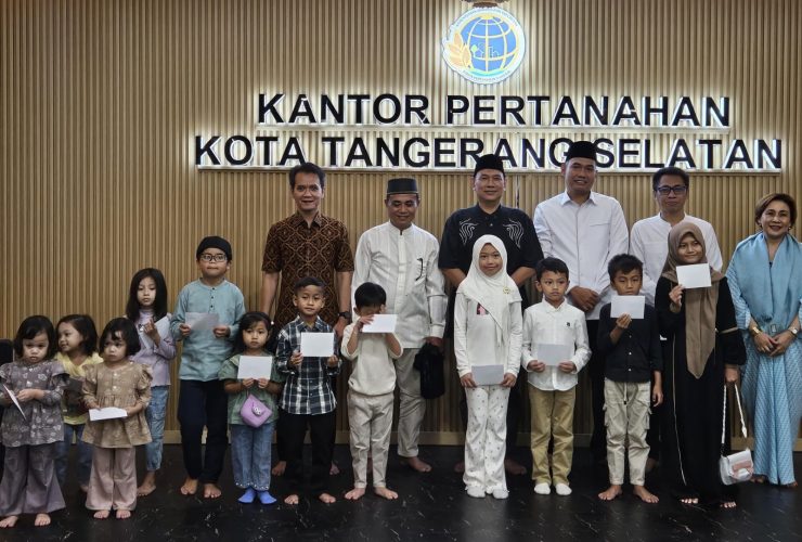 Jajaran Kantor Pertanahan Kota Tangerang Selatan bersama pengurus PWI Tangsel berfoto bersama anak-anak usai kegiatan buka puasa bersama di Kantor Pertanahan Kota Tangerang Selatan.