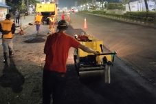 Petugas Dinas SDABMBK Kota Tangerang Selatan melakukan perbaikan jalan pada malam hari melalui program sapu lubang jelang libur Lebaran 2026.