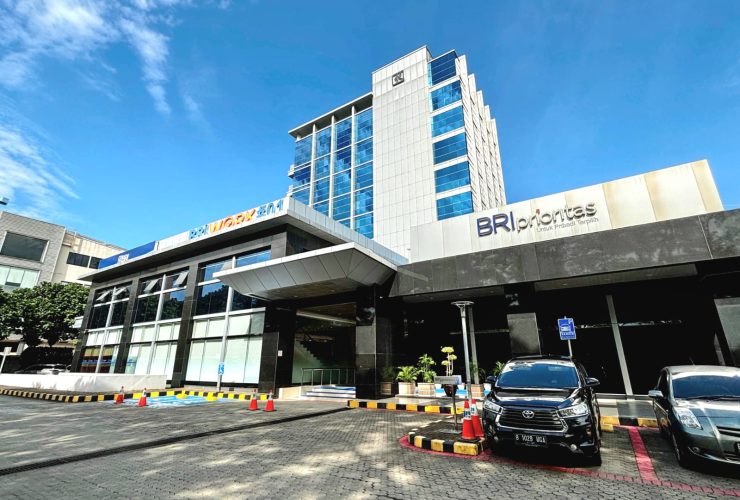 Gedung kantor Bank Rakyat Indonesia (BRI) dengan layanan perbankan digital dan jaringan ATM yang tetap beroperasi selama libur Lebaran.
