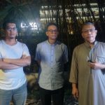 Ketua RW 05 dan pengurus lingkungan Perumahan Kencana Loka 12.5 BSD menunjukkan lokasi Loka Padel yang dikeluhkan warga karena kebisingan aktivitas hingga malam hari.