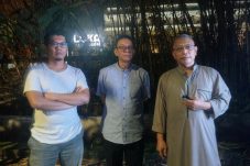 Ketua RW 05 dan pengurus lingkungan Perumahan Kencana Loka 12.5 BSD menunjukkan lokasi Loka Padel yang dikeluhkan warga karena kebisingan aktivitas hingga malam hari.