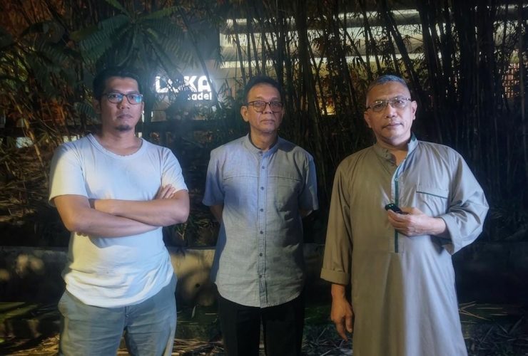 Ketua RW 05 dan pengurus lingkungan Perumahan Kencana Loka 12.5 BSD menunjukkan lokasi Loka Padel yang dikeluhkan warga karena kebisingan aktivitas hingga malam hari.