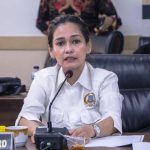 Ketua Komisi 1 DPRD Tangsel Ledy M. P. Butar Butar menyampaikan keterangan saat rapat di ruang sidang DPRD.