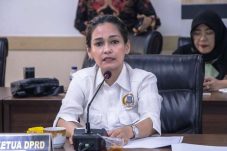 Ketua Komisi 1 DPRD Tangsel Ledy M. P. Butar Butar menyampaikan keterangan saat rapat di ruang sidang DPRD.