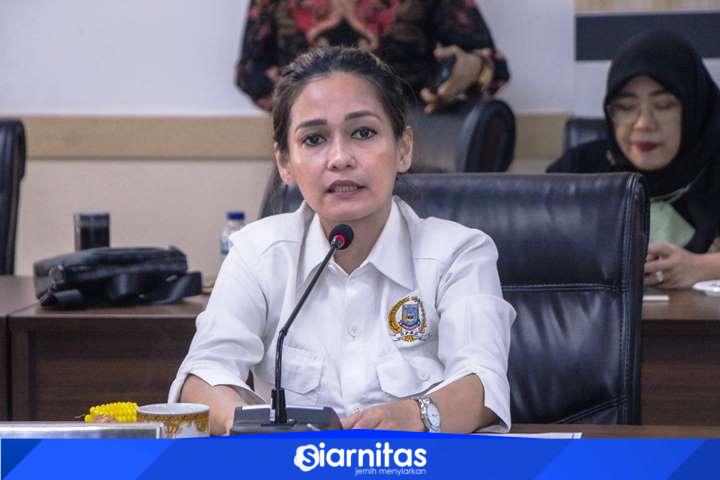 Ketua Komisi 1 DPRD Tangsel Ledy M. P. Butar Butar menyampaikan keterangan saat rapat di ruang sidang DPRD.