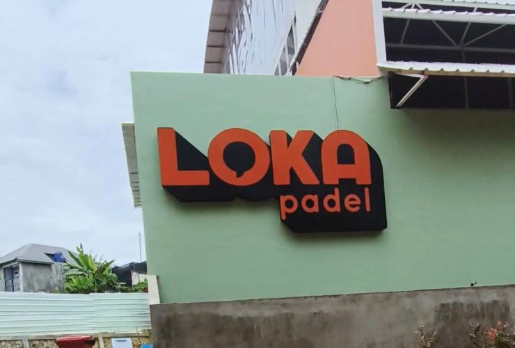 Tampak depan bangunan Loka Padel di Jalan Tandon Ciater, Serpong, Tangerang Selatan, dengan papan nama berwarna oranye dan hitam menempel di dinding hijau.