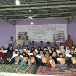 Perwakilan CSR PT IKPP Tangerang Mill berfoto bersama pengurus dan anak-anak yatim di Yayasan Maktabul Aitam, Kelapa Dua, Kabupaten Tangerang, usai penyerahan bantuan paket sembako.