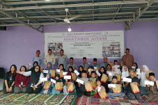 Perwakilan CSR PT IKPP Tangerang Mill berfoto bersama pengurus dan anak-anak yatim di Yayasan Maktabul Aitam, Kelapa Dua, Kabupaten Tangerang, usai penyerahan bantuan paket sembako.