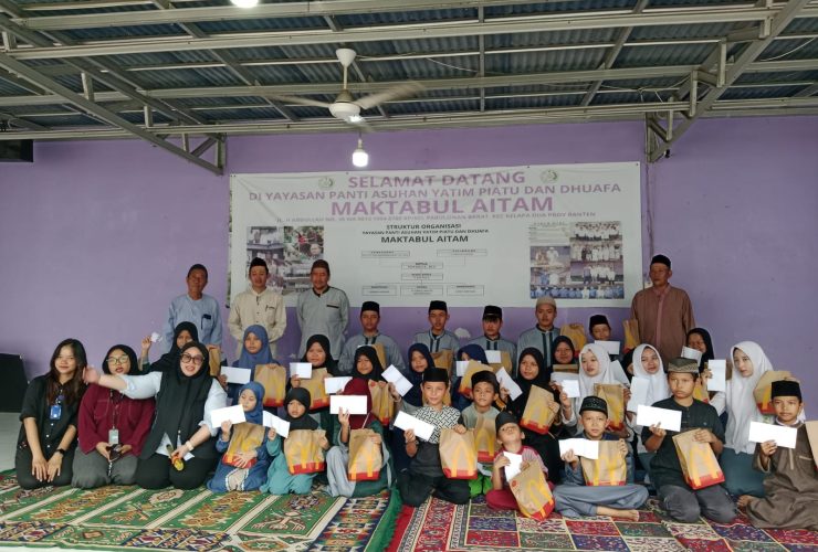 Perwakilan CSR PT IKPP Tangerang Mill berfoto bersama pengurus dan anak-anak yatim di Yayasan Maktabul Aitam, Kelapa Dua, Kabupaten Tangerang, usai penyerahan bantuan paket sembako.