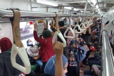Ilustrasi penumpang KRL Commuter Line di dalam kereta yang ramai terkait kasus viral tuduhan pelecehan yang menyeret dosen UNPAM