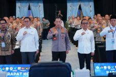 Kapolri dan jajaran pejabat pemerintah serta aparat keamanan menghadiri rapat koordinasi lintas sektoral Operasi Ketupat 2026 dengan latar peserta dari unsur Polri dan instansi terkait.