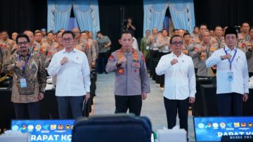 Kapolri dan jajaran pejabat pemerintah serta aparat keamanan menghadiri rapat koordinasi lintas sektoral Operasi Ketupat 2026 dengan latar peserta dari unsur Polri dan instansi terkait.