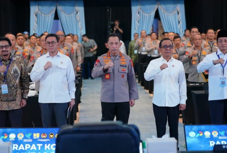 Kapolri dan jajaran pejabat pemerintah serta aparat keamanan menghadiri rapat koordinasi lintas sektoral Operasi Ketupat 2026 dengan latar peserta dari unsur Polri dan instansi terkait.